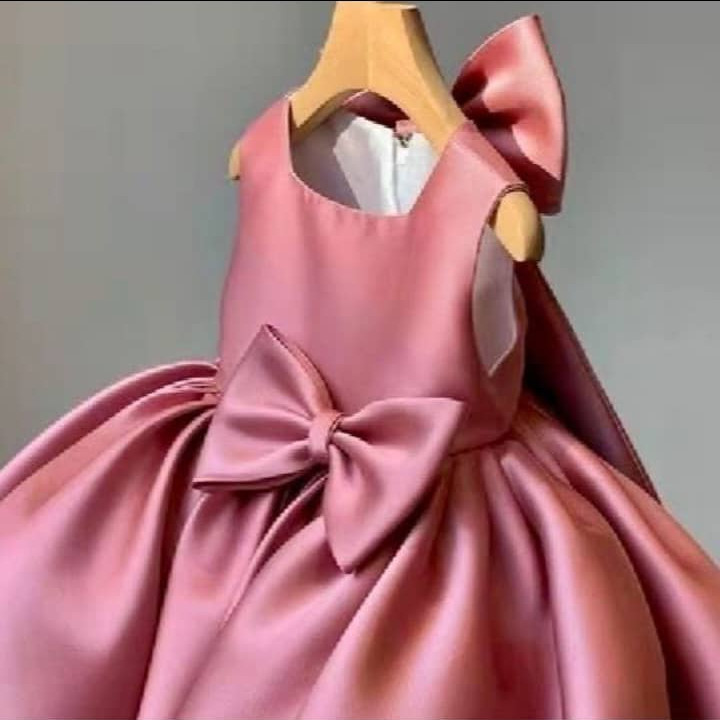 Robe princesse à nœud, à manche courte. Tissu doux. 1ans, 2ans, 3ans, 4ans, 5ans, 6ans, 7ans.