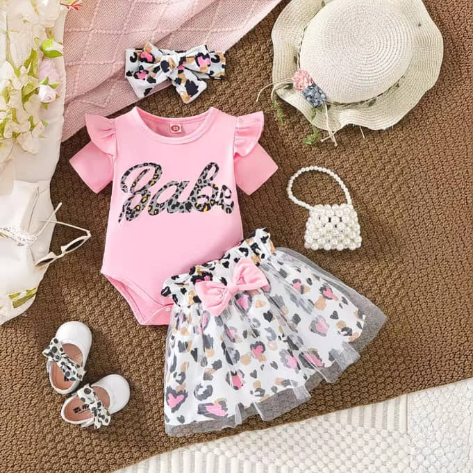 Ensemble de vêtements pour fillettes. Haut à manches volantes et jupe à nœud papillon. 0 à 3mois, 6mois, 9mois, 1ans. Couleurs rose et jaune poussin.