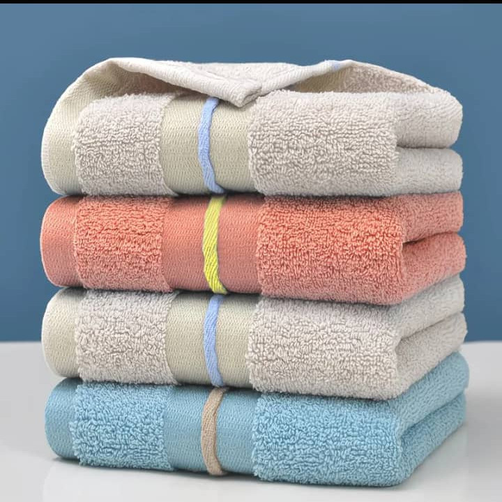 Coffret cadeau de serviettes. Ensemble de deux serviettes moyenne de bain.